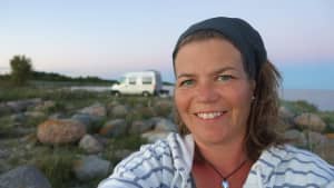 Selbstportrait von Susanne Flachmann auf Reisen mit ihrem Wohnmobil