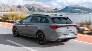 Cupra Leon Heckansicht fahrend
