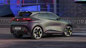 Heck und Seitenansicht eines stehenden Cupra Raval