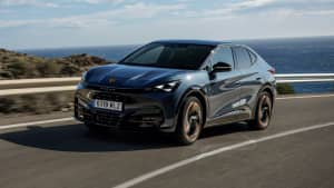Front und Seitenansicht eines fahrenden Cupra Tavascan