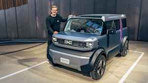 ADAC Redakteur Andreas Huber steht neben einem Dacia Hipster Concept