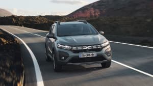 Ein Dacia Sandero fährt auf einer Straße