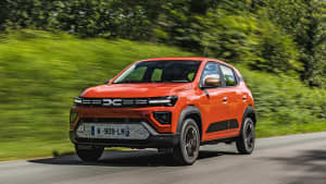 Frontansicht eines fahrenden Dacia Spring nach Facelift