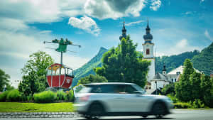 Ein Elektroauto fährt durch Aschau im Chiemgau