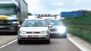 Ein Drängler auf der Autobahn gibt Lichthupe