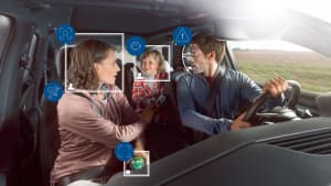 Familie in Auto mit Driver monitorin system