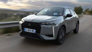 Frontansicht eines fahrenden DS 3 Crossback