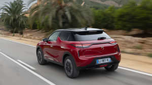 Heckansicht eines fahrenden DS3 E-Tense