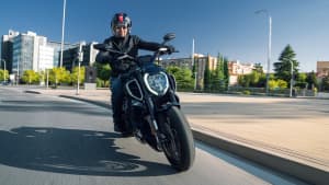 Frontansicht einer fahrenden Ducati Diavel V4
