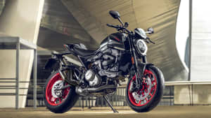 Front- und Seitenansicht der Ducati Monster