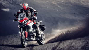 Die Ducati Multistrada V4 bei der Fahrt im Gelände von vorne