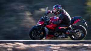 Seitenansicht einer fahrenden Ducati Streetfighter V2