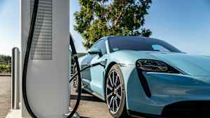 Ein Porsche Taycan an einer Ladesäule