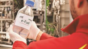 Eine Flasche E-fuel
