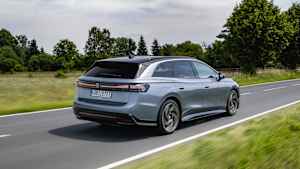 Heck und Seitenansicht eines fahrenden VW ID 7 Tourer
