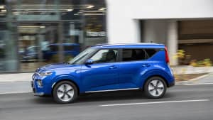 Seitenansicht eines stehenden Kia E-Soul