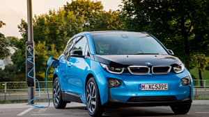 BMW i3 an einer Ladesäule