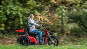 Frau auf einem Emobile Elektrorollstuhl von Kyburz