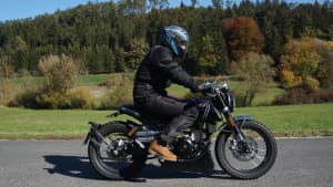 die F. B Mondial HPS 3001 ABS von der Seite bei einer Fahrt durchs Grüne