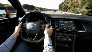 Auto fährt auf der Autobahn