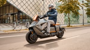 Mann fährt auf einer BMW CE 04