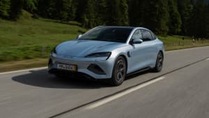 Frontansicht eines fahrenden BYD Seal