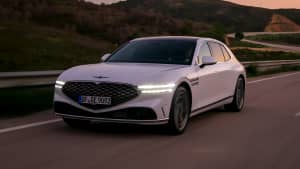 Frontansicht eines fahrenden Genesis G90