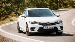 Fahraufnahe des neuen Honda Civic e-HEV von vorne
