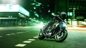 die Kawasaki Z900 bei einer Fahrt in der Nacht