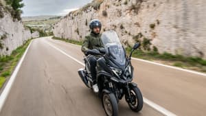 Die Kymco CV3 während der Fahrt auf einer Landstraße