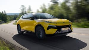 Heck und Seitenansicht eines fahrenden Lotus Eletre