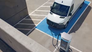 Ein Mercedes e-Sprinter steht an einer Ladesäule