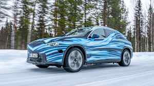 Front und Seitenansicht eines fahrenden Mercedes GLC EQ