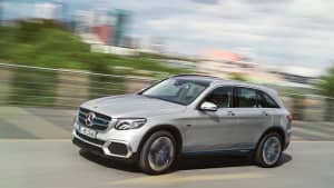 Silberner Mercedes GLC F-Cell faehrt auf Strasse