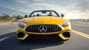 Frontansicht eines fahrenden Mercedes SL
