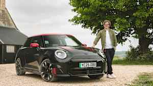 Redakteuer Anderas Huber mit dem Mini John Cooper Electric in Midnight Black