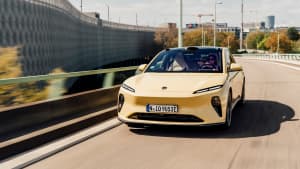 Der neue Nio ET 5 fahrend von vorne zu sehen