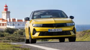 Frontansicht eines fahrenden Opel Astra