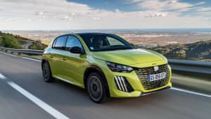 Frontansicht eines fahrenden Peugeot e-208