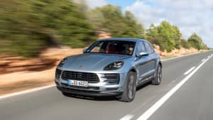 silberner Porsche Macan faehrt auf Strasse