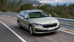Front und Seitenansicht eines Skoda Superb der auf einer Straße fährt