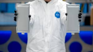 Eine Feststoffbatterie wird in den Händen eines Labormitarbeiters gehalten
