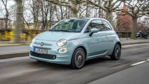 Ein fahrender Fiat 500 Hybrid auf einer Straße