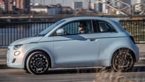 Seitenansicht des Fiat 500e fahrend auf einer Straße