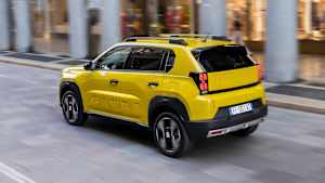 Heck und seitenansicht eines fahrenden Fiat Grande Panda