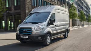 Front und Seitenansicht eines fahrenden Ford e-Transit