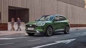 Der Ford Kuga Active fahrend seitlich fotografiert