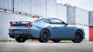 Der neue Ford Mustang seitlich von hinten in Taubenblau