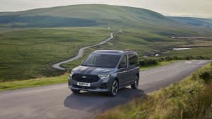 Der Ford Tourneo Connect fährt auf einer Landstraße