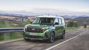 Frontansicht eines fahrenden Ford Tourneo Courier